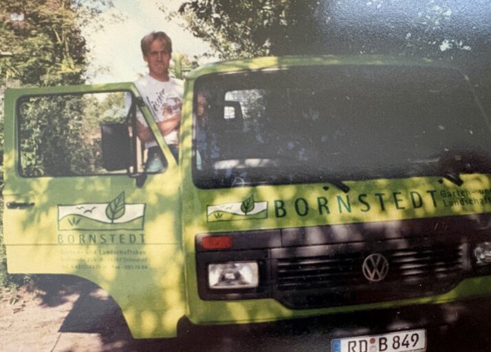 Team von BORNSTEDT Garten- und Landschaftsbau bei der Arbeit im Garten